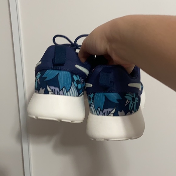 Nike Navy Blue Floral Roshe - Picture 4 of 4